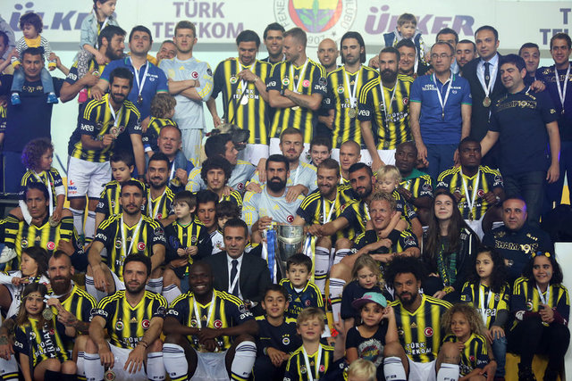Müzik ve ışık gösterilerinin ardından Kıraç tekrar sahneye çıkarak, Fenerbahçe için bestelediği şarkıyı okudu.