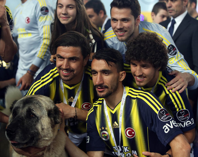 Takımının idari görevlilerinden başlamak üzere futbolcuların tek tek sahneye çıktığı bölümde Fenerbahçe Kulübü Başkanı Aziz Yıldırım ve yönetim kurulu üyeleri çıkış tünelinin başında koridor oluşturdu.
