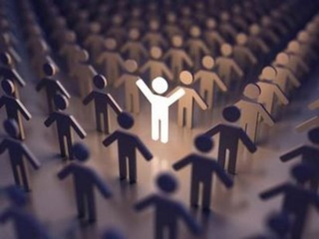 Eğer tam zamanlı bir işte çalışıyor ve bir iş kurmak istiyorsanız. Buna işinize devam ederken de yapabilirsiniz. Bu sayade kendinizi de güvene almış olursunuz.