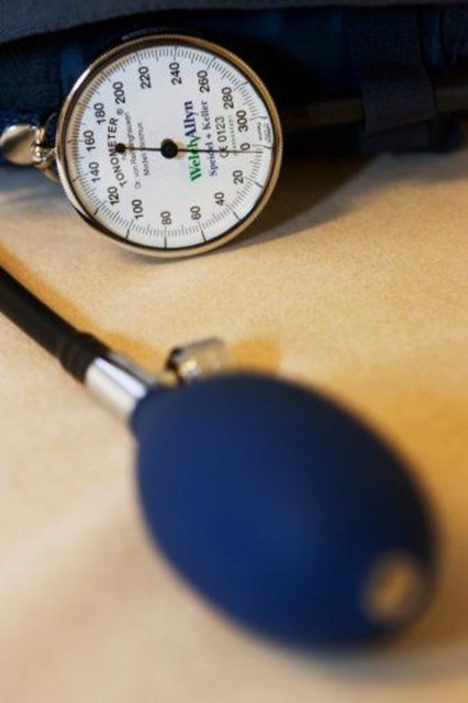 Tansiyon, halk arasında söylendiği şekliyle 13,5/8,5 üzeriyse kalp krizi, felç riskiniz 2 kat, 15,5/9,5 üzeriyse 4 kat, 17,5/10,5 ve üzeriyse 8 kat artıyor. -