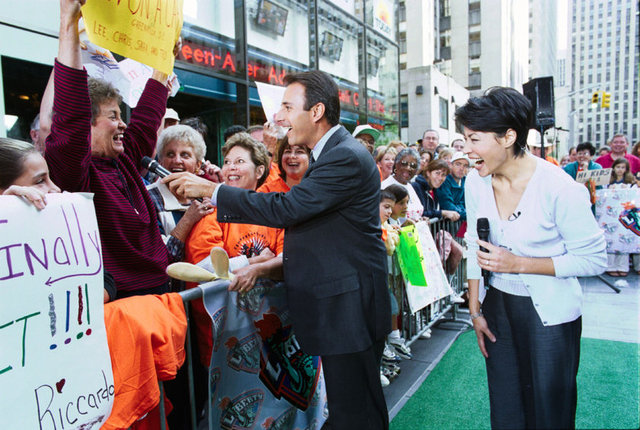 1999 - Amerikalı ünlü TV sunucusu Matt Laurer, seyircileriyle selamlaşırken -