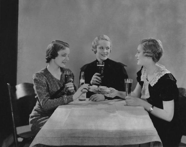 1930 - Kız kıza akşam yemeği