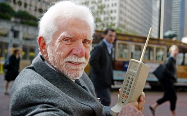 İlk cep telefonuyla aramayı 1973 yılında Motorola'da çalışan bir mucit yaptı: Martin Cooper. Cep telefonunu bulan kişi olmasa da, katkılarından ötürü "cep telefonunun babası" kabul ediliyor.