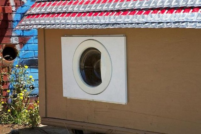 Örneğin, evlerin kapıları kimi zaman buzdolabı kapısından, pencereleri de kimi zaman çamaşır makinesi kapısından oluyor.