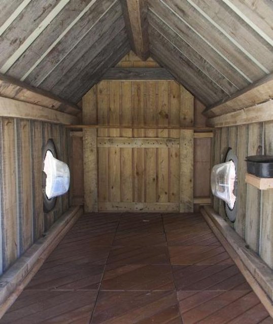 Her evin dış tasarımı kadar içinde bulunan malzemeler de birbirinden farklı. Bir evin içinde ayna varken, diğerinde raflar, bir başkasında da kupa bardak bulunuyor.