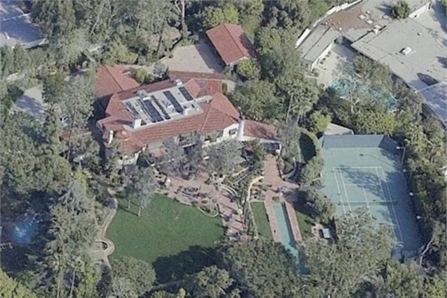 -  - Jeff Bezos- Beverly Hills - Amazon.com'un kurucusu Jeff Bezos tatil için Beverly Hills'i tercih edenlerden. Ünlü CEO'nun komşularından biri de Hollywood yıldızı Tom Cruise.  -