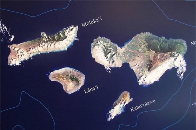 -  - Larry Ellison- Hawai'de ada - Oracle şirketinin kurucusu Laryy Ellison'ın yazlarını geçirmek için satın aldığı bir adası var. Hawai'de yer alan Lana adası 600 milyon dolara Ellison tarafından satın alındı. -