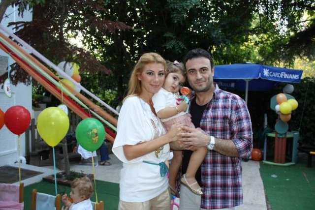 Boşanacakları gündeme gelen çift, fotoğrafları çekilince tedirgin oldu. Restorantta uzun süre sohbet eden ikiliden ilk olarak Kutsi ayrıldı.