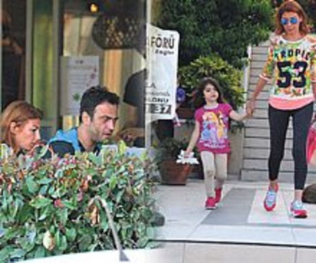 Feyza Çıpa'yla yasak aşk yaşadığı iddiaları gündeme gelen şarkıcı ve oyuncu Kutsi, eşi Sinem Bayraktutar ve kızıyla Etiler'de bir restoranda yemek yedi