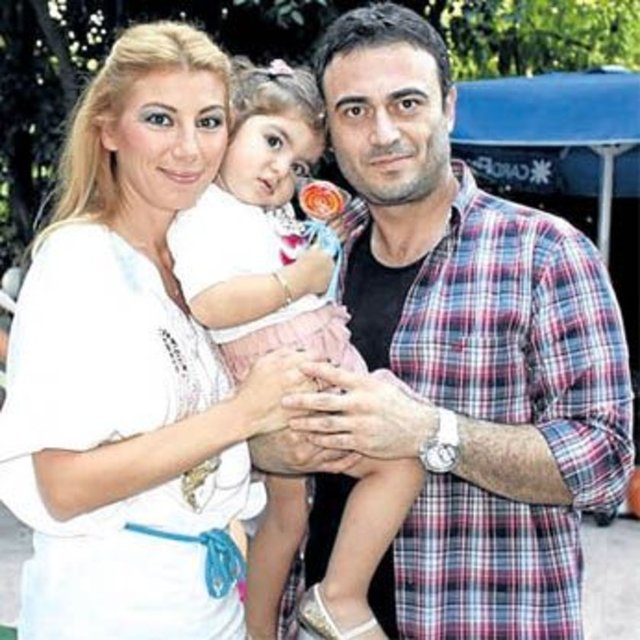 Şarkıcı Kutsi, karısı Sinem Bayraktutar ile Huzur Sokağı dizisinde birlikte rol aldığı sevgilisi Feyza Çıpa arasında kaldı!