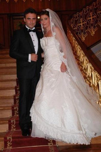 Kutsi yasak aşk iddialarına, "Herkes bir şeyler söylüyor. Allah her şeyin hayırlısını versin" dedi.