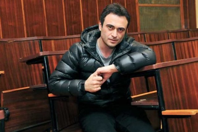 İki aşk arasında kalan ve 1 ay sonra yeni albümü çıkacak olan Kutsi şimdi kara kara ne yapacağını düşünüyor.