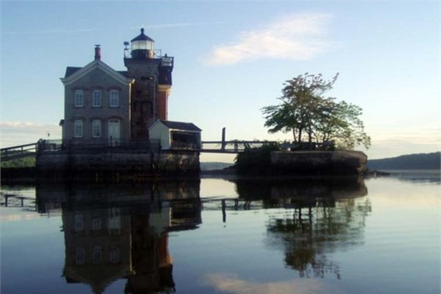 -  - Saugerties Lighthouse -  -  - New York açıklarında yer alan otel Hudston Nehri üzerinde.  -