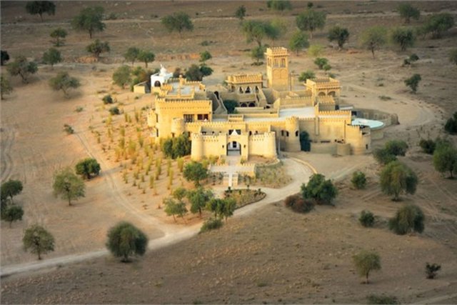 Mihir Garh -  -  - Hindistan'da yer alan Mihir Garh oteli, Thar Çölü'nün ortasında isole bir tatil imkanı sunuyor.