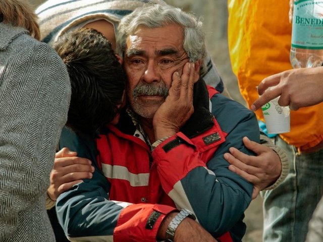 Daha sonra açılan 700 metrelik yeni bir tünel ile metal kafesler yardımıyla işçiler kurtarıldı.