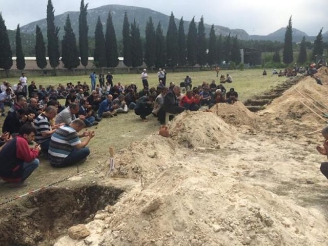 Ailelerin bu isteği üzerine ilçe mezarlığındaki bir paftada 300 mezar yeri kazılması için kepçeyle çalışmalara başlandı.