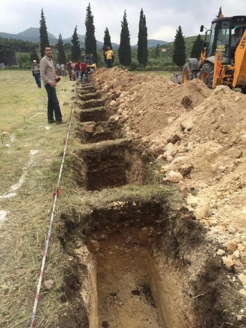 Maden şehitlerinden 3'ü dün öğlen, bu mezarlarda yan yana toprağa verildi.