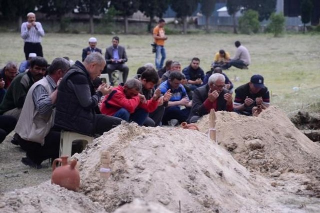 Soma'daki trafo patlaması sonucu yangın çıkan kömür madeninde yaşamını yitiren işçilerin aileleri, belediyeden cenazelerin yan yana gömülmelerini istedi.