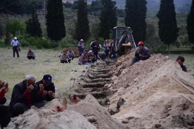 Mezar kazma çalışmaları sürerken, ileride bu adanın ölen madenciler için anıt mezara dönüştürülmesinin düşünüldüğü bildirildi. -  - DHA