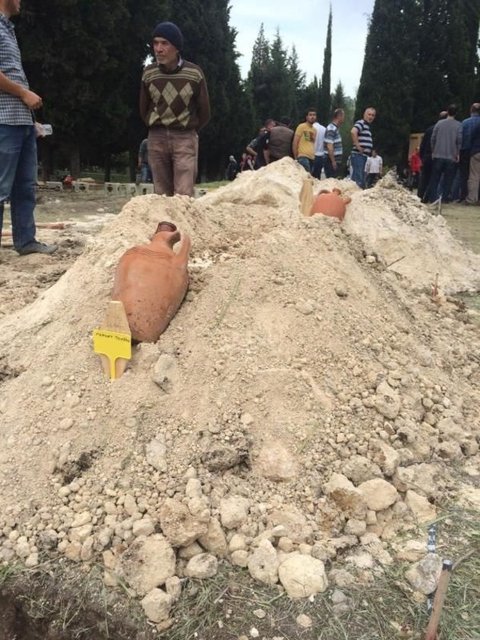 Manisa Soma'daki maden faciasında yaşamını yitirenler için ilçe mezarlığındaki bir adalık bölümün, ileride anıt mezar olması için kazılmasına başlandı.