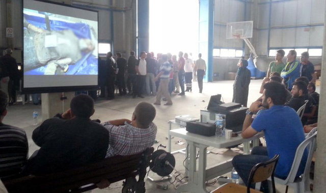 Soma'daki faciada yaşamını yitiren madencilerin otopsi ve teşhis işlemleri saatler sürdü. Ailelerin ilk aşamada teşhis edemediği tüm cenazeler Kırkağaç İlçesi'nde kurulu soğuk hava deposuna götürüldü.