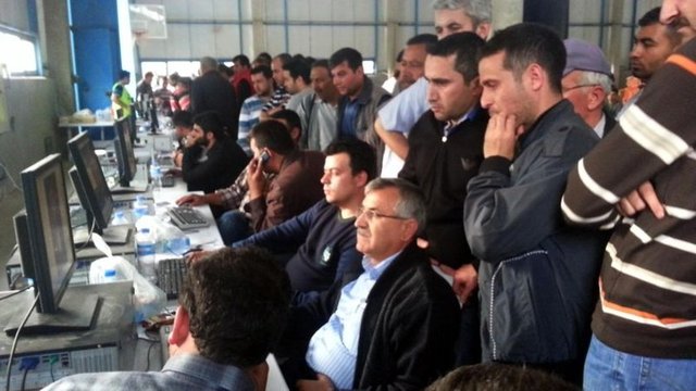 Yakınını tespit edemeyen ailelerin bazıları, projeksiyon cihazı ve bilgisayar kullanan görevlilerden tekrar tekrar göstermelerini istedi.