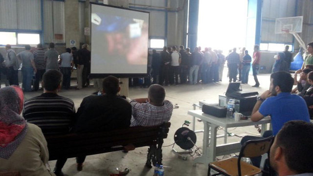 Burada cenazelerin çekilen fotoğrafları, numaralandırılarak dijital ortamda bilgisayara yüklendi.