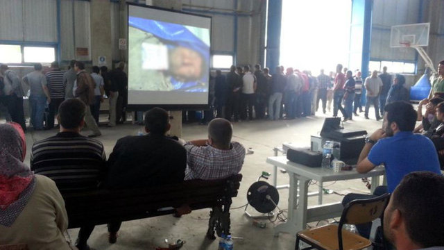 Manisa'nın Soma İlçesi'nde meydana gelen maden faciasında yakınlarını kaybedenler, cenazelerine ulaşmak için soğuk hava deposu önünde uzun süre bekledi. Şehit madencileri yakınları projeksiyon cihazı ve bilgisayardaki fotoğraflarından teşhis etti. -