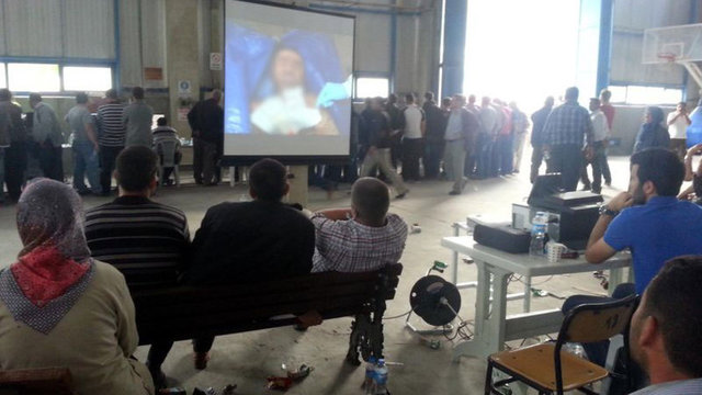 Maden ocağından çıkan cenazeleri yüzlerinden tanıyamayan aileler, Kırkağaç'a gelerek soğuk hava depolarındaki fotoğraflardan yakınlarını teşhis etmeye çalıştı.