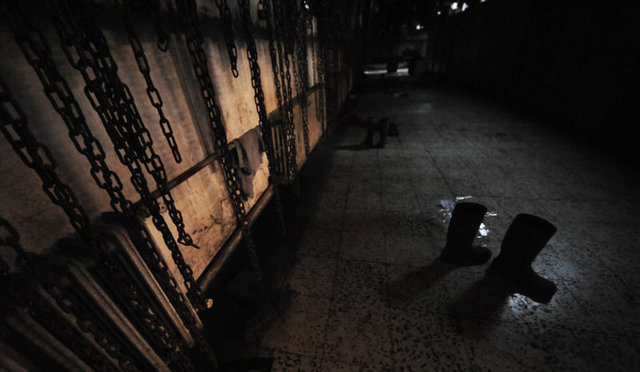 Ölüme buradan yürüdüler! Soma'daki maden faciasının ardından kurtarma çalışmaları devam ederken, işçilerin soyunma odalarının içler acısı görüntüleri yürekleri dağladı