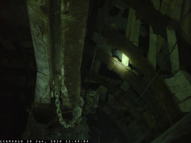 Facianın izlerinin bulunduğu fotoğraflarda, demir rayların, boruların, ince tel gibi bükülüp, kullanılamaz hale geldiği görüldü. 