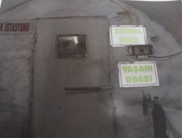 İŞTE SOMA'DAKİ 'ÖLÜM' ODALARI!Maden şirketinin sahibi Alp Gürkan, düzenlediği basın toplantısında maden ocağının yaşam odalarına ait fotoğrafları basın mensuplarına dağıttı.