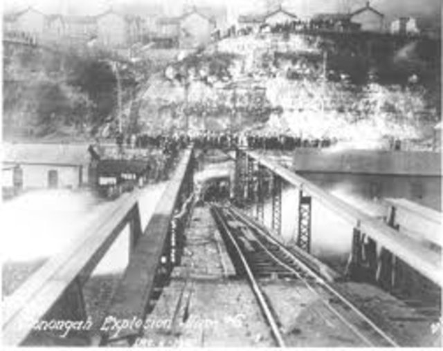 Elektrik aksağamından ya da lambalardan çıktığı şüphelenilen patlama sonucunda havalandırma sistemi çöktü. Havasızlık sebebiyle kurtarma çalışmaları yürütülemedi.