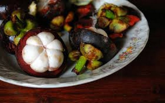 C, B1, B2, Kalsiyum, Fosfor, Demir ve Karbonhidrat açısından zengin değerlere sahip bir meyvedir.