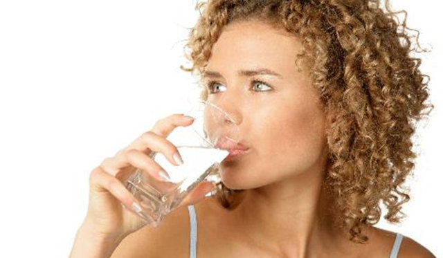 Sadece su içmeniz gerekir, diğer tükettiğiniz sıvıların bir kalorisi ve şeker içeriği vardır. Sadece suyun kalorisi '0'dır.