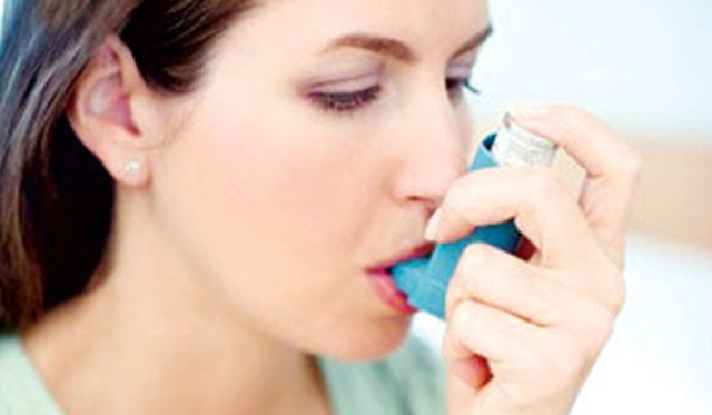 ASTIM VE ALERJİLER:  Dehidratasyona maruz kalan vücut sudan tasarruf etmek için havayollarını daraltıyor. Siz daha susuz kaldığınızı hissetmeden histamin bu durumun farkına varıyor ve salgısını arttırıyor.