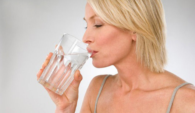 Yrd. Doç. Dr. Gamze Şenbursa, beyninin %75'i, kanının %92'si, kaslarının %75'i, kemiklerinin %22'si sudan oluşan insanın vücudu susuz kaldığında meydana gelen hasarları tespit etti.