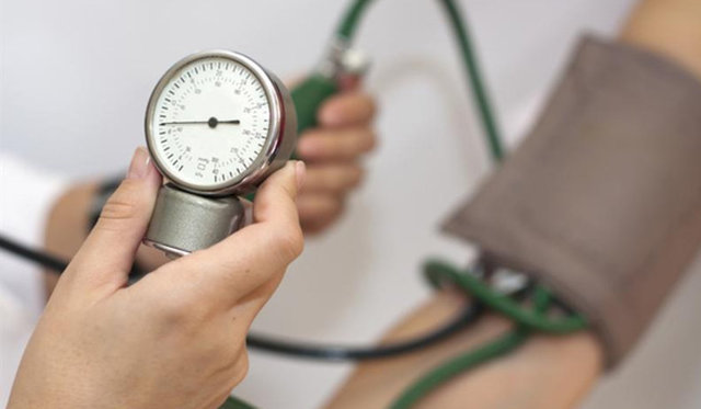 Vücudun susuz kaldığı zamanlarda ise kan kalınlaşarak akışı sırasında dirence sebep olur ve buda kan basıncının yükselmesi ile sonuçlanır.