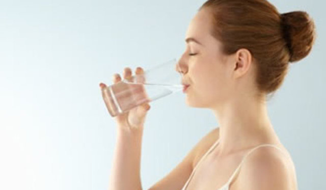 BUNLARI BİLİYORMUSUNUZ? - Susadığınız zaman vücut (susuz kalmış) dehidrate olmuştur. - Yemek öncesi içilen su porsiyonlarınız küçülmesine ve dolayısıyla daha kolay kilo kaybetmenize yardımcı olur.