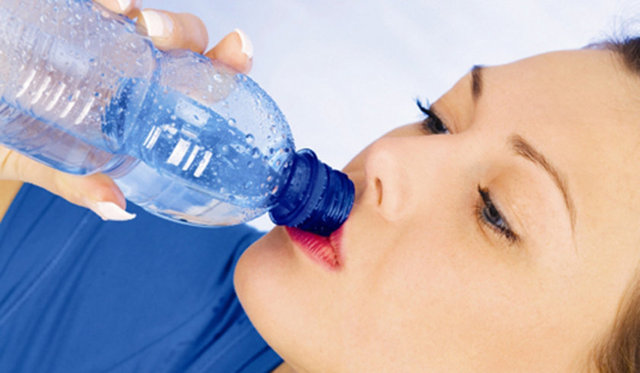 Araştırmalar göstermiştir ki eğer yıl boyunca su tüketiminizi günlük 1,5 litre olursa, extra 17,400 kalori yakarsınız buda yaklaşık olarak 2 buçuk kiloya denk gelir.