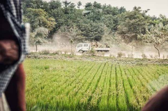Bi tren penceresinden görünen askerler