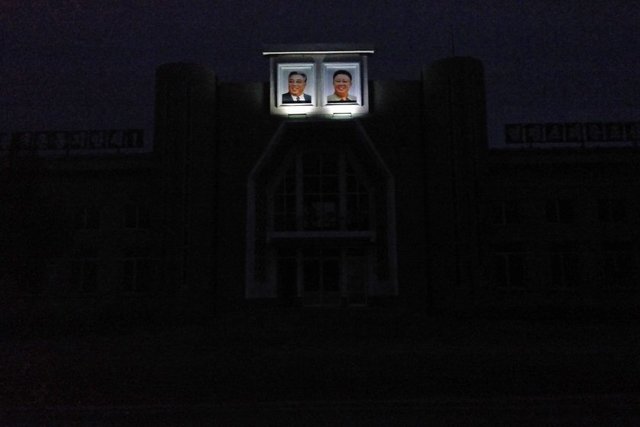 Kuzey Kore'de çoğu bölgede elektrik sıkıntısı yaşanıyor fakat durum ülkenin önceki liderlerinin fotoğraflarını aydınlatmaya gelince durum değişiyor.