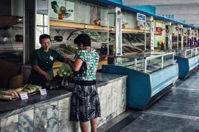 Sadece Korelilerin girebildiği bu pazar yerinde Huniewicz bu kareyi yakalamayı başarabilmiş.