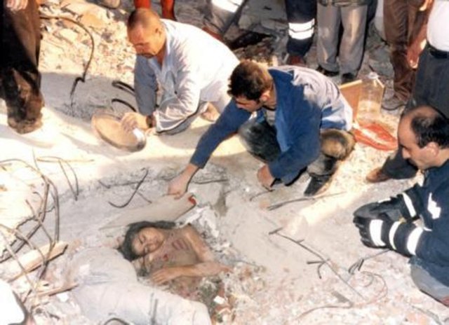 Kurtarma çalışmaları sırasında boynu yan yatmış halde çekilen  fotoğraflarıyla akıllarda yer edinen Ömür Kınay, mucize yaşamlar listesindeki  yerini almış oldu.