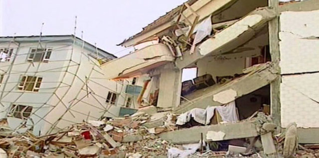 Yalova'nın Çınarcık ilçesinde, göçük altından uçan minik bir kuş, genç  bir kızın, 80 saat kaldığı enkaz altından yaşama döndürülmesinin adeta habercisi  olmuştu. -