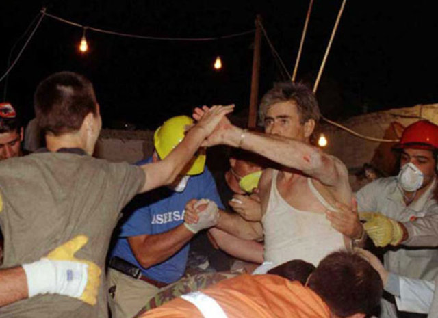 Marmara depreminde, enkazdan 97 saat sonra sağ kurtarılan Yüksel Er, henüz sedyeye  alındığı sırada kendisinden 13 saat önce enkazdan çıkarılan oğlu Eser Er ile  birbirlerine ''çak'' yaptı. Marmara depreminde akıllarda kalan en önemli sahnelerden biriydi.