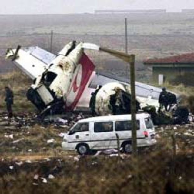 Diyarbakır'da 8 Ocak 2003'te piste çakılan THY uçağından sağ kurtulan  Murat Karamutlu, Burak Altındağ, Aliye İl, Celal Tokmak ve Gencer Güneş, hayata  ikinci kez "merhaba" demişlerdi. -  -