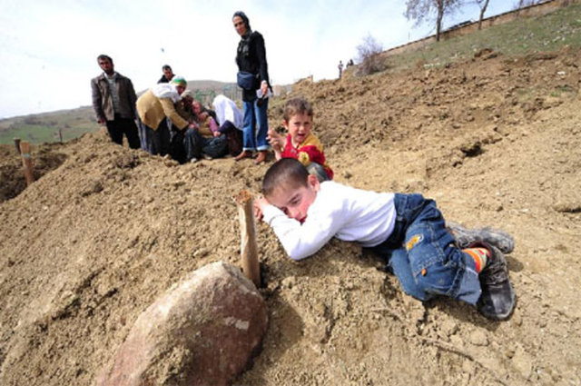 Bu görüntüleriyle Türkiye'yi gözyaşlarına boğan küçük Keko, Elazığ  depreminin simge ismi olmuştu. -  -   -