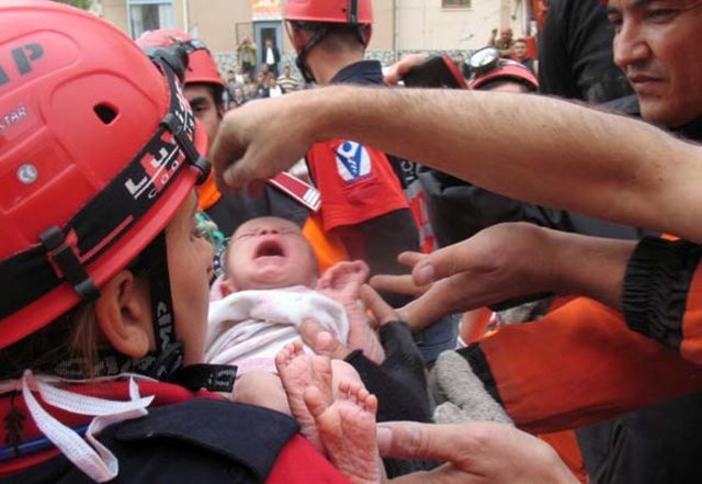 Van'da 23 Ekim 2011'de yaşanan depremden 48 saat sonra sağ olarak  çıkarılan "Azra" bebek, "mucize kurtuluş"un ve umudun simgesi olmuştu.