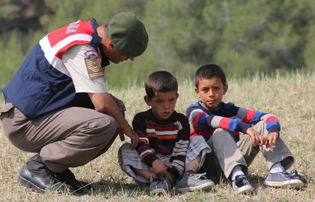 Bir komutan, ayağında yırtık ayakkabı bulunan minik Osman'ın yanına giderek onu teselli etmeye çalıştı.